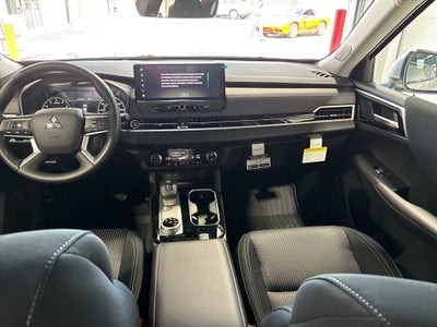 2026 Mitsubishi Outlander ES