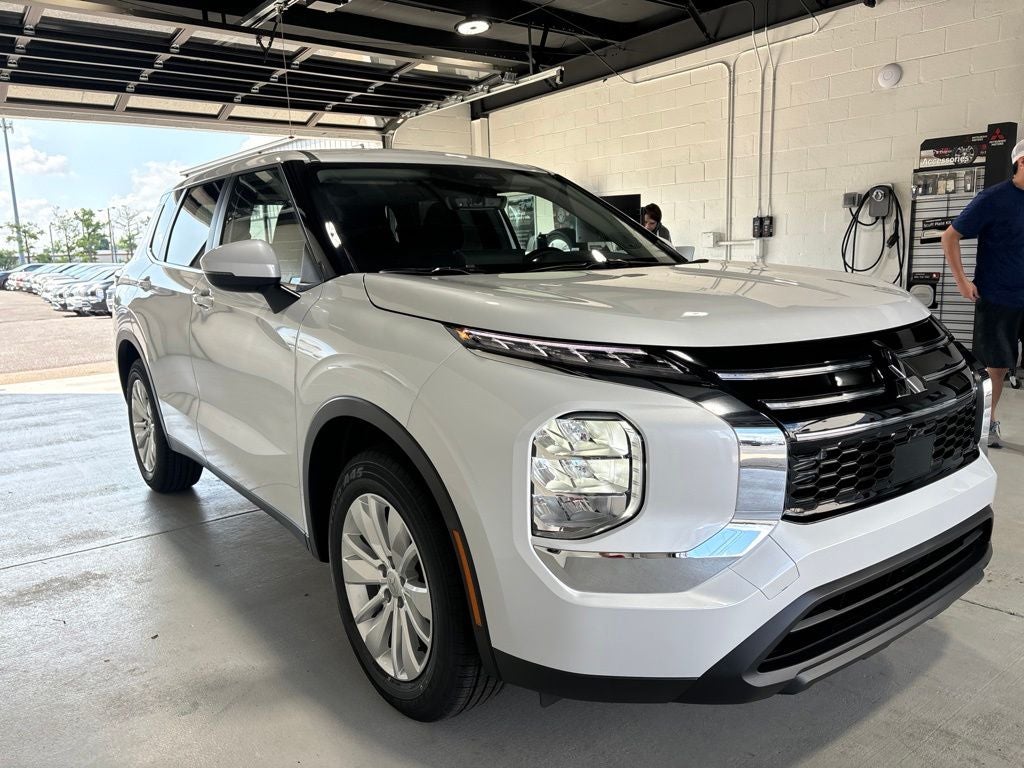 2026 Mitsubishi Outlander ES