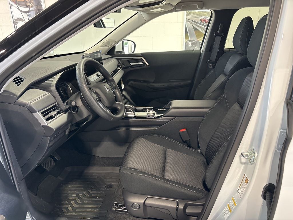2026 Mitsubishi Outlander ES