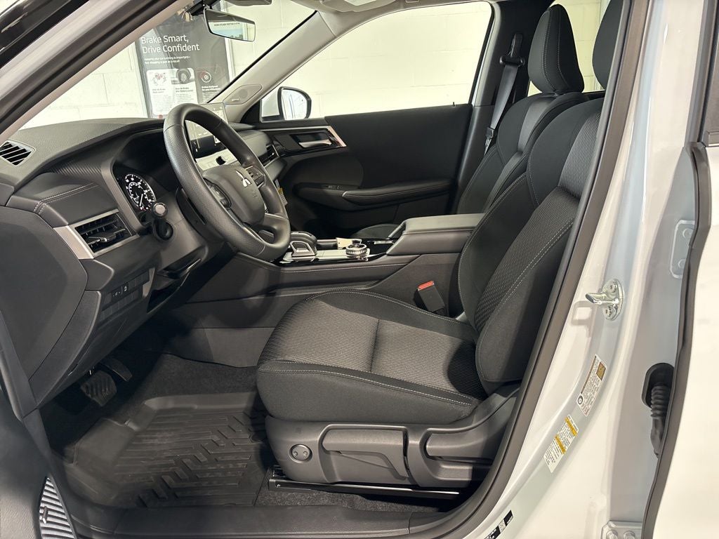 2026 Mitsubishi Outlander ES