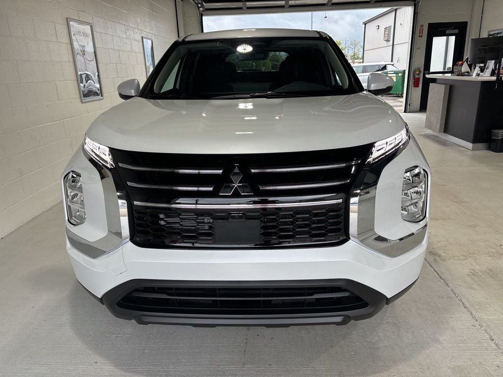 2026 Mitsubishi Outlander ES