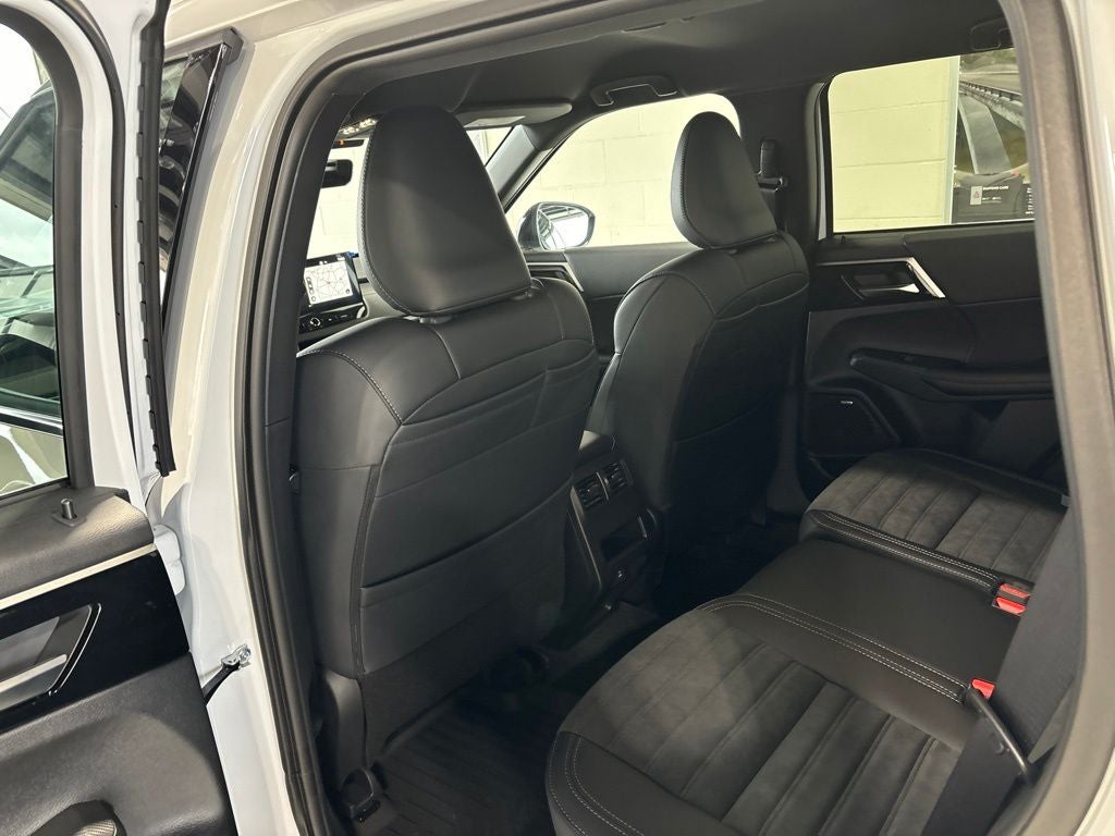 2026 Mitsubishi Outlander LE