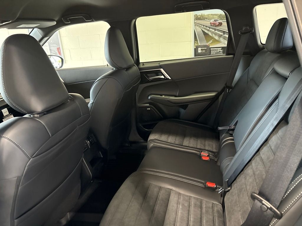 2026 Mitsubishi Outlander LE