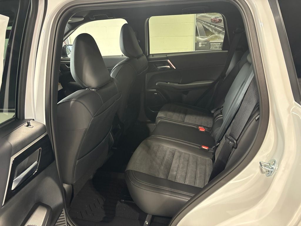 2026 Mitsubishi Outlander LE