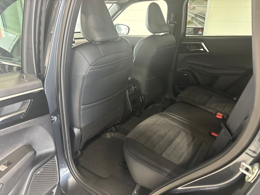 2026 Mitsubishi Outlander LE